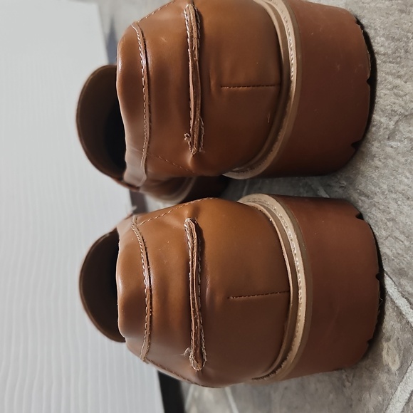 St John's Bay Tan Loafers - Picture 4 of 5